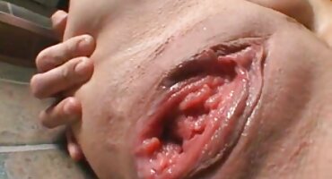 ఫోటోగ్రాఫర్ నల్ల మేజోళ్ళు ఒక మోడల్ న లాగుతుంది తెలుగు లో సెక్స్ వీడియో కం