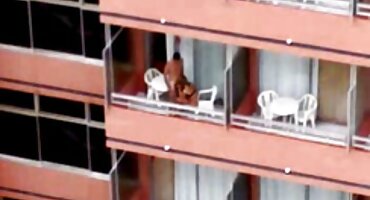 పూకు లో పురుషాంగము వంటి పరికరము తో అమ్మాయి సెక్స్ వీడియో స్లిమ్ రాగి జుట్టు మంచం మీద కూర్చుని