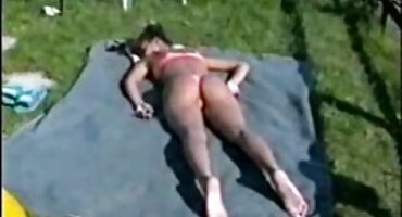 శక్తివంతమైన తెలుగు సెక్స్ వీడియో లు ఎరుపు పురుషాంగము వంటి పరికరము మధ్య కాళ్ళు ప్రవేశిస్తుంది సంపూర్ణ