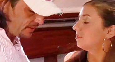 అతను వెనుక నుండి తెలుగు డాక్టర్ సెక్స్ వీడియో కర్రలు మరియు అమ్మాయి యొక్క గుహ డ్రాయరు ద్వారా లాగుతుంది