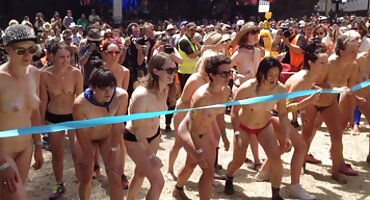 సగం సెక్స్ తెలుగు వీడియో కం నగ్న కుటీస్ పొగ మరియు మంచం మీద మాట్లాడటానికి