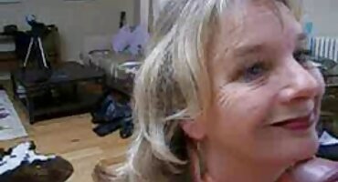 యువ జుట్టుతో పూకు కెమెరా ముందు అమ్మాయి సెక్స్ వీడియో నటిస్తూ